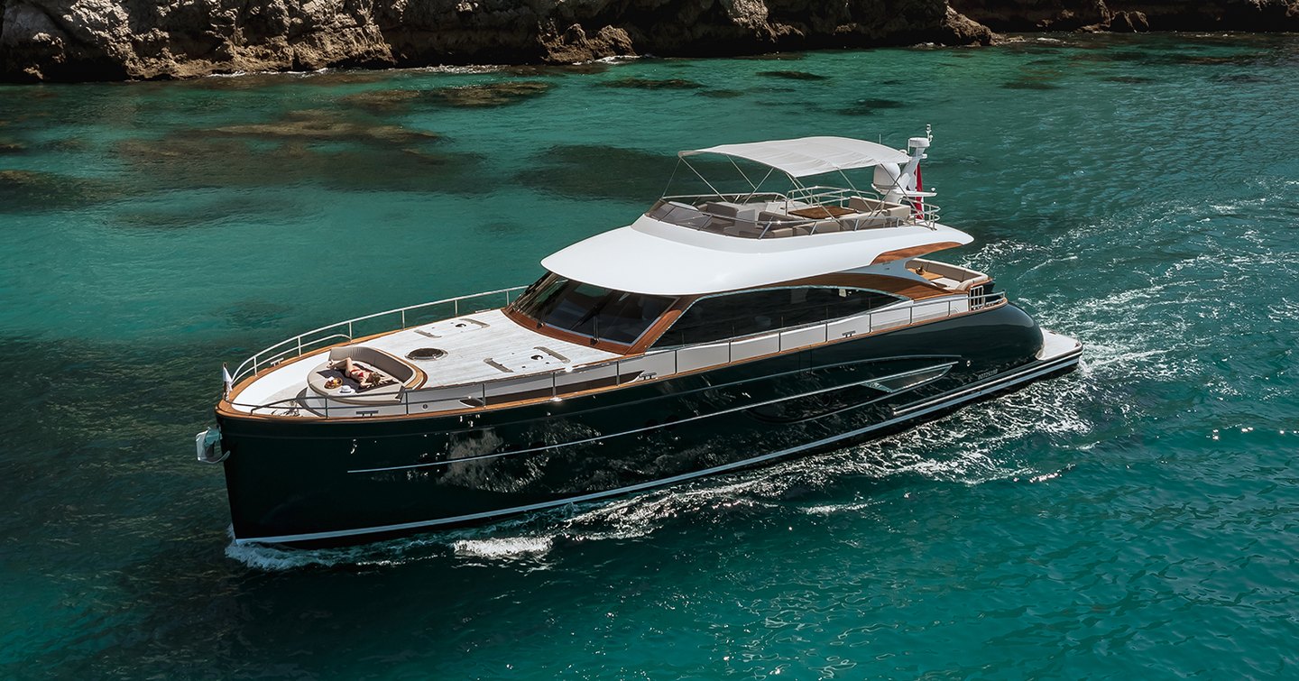 Favorite 2200 superyacht under way 