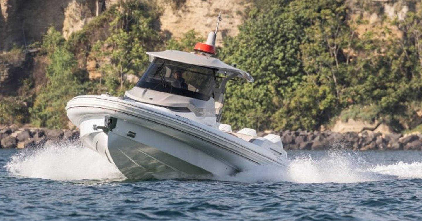 Forward view of Strider 13 KNT x Sacs running with cliff face in background