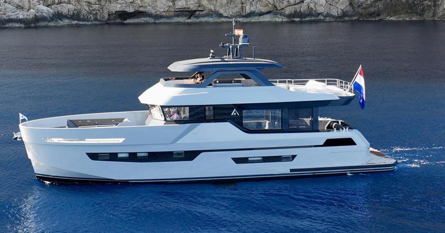 Outer Reef 780 Adventure motor yacht under way