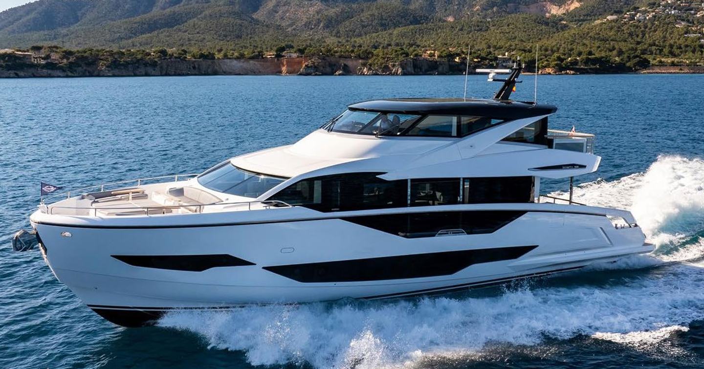 Sunseeker 90 Ocean Enclosed underway