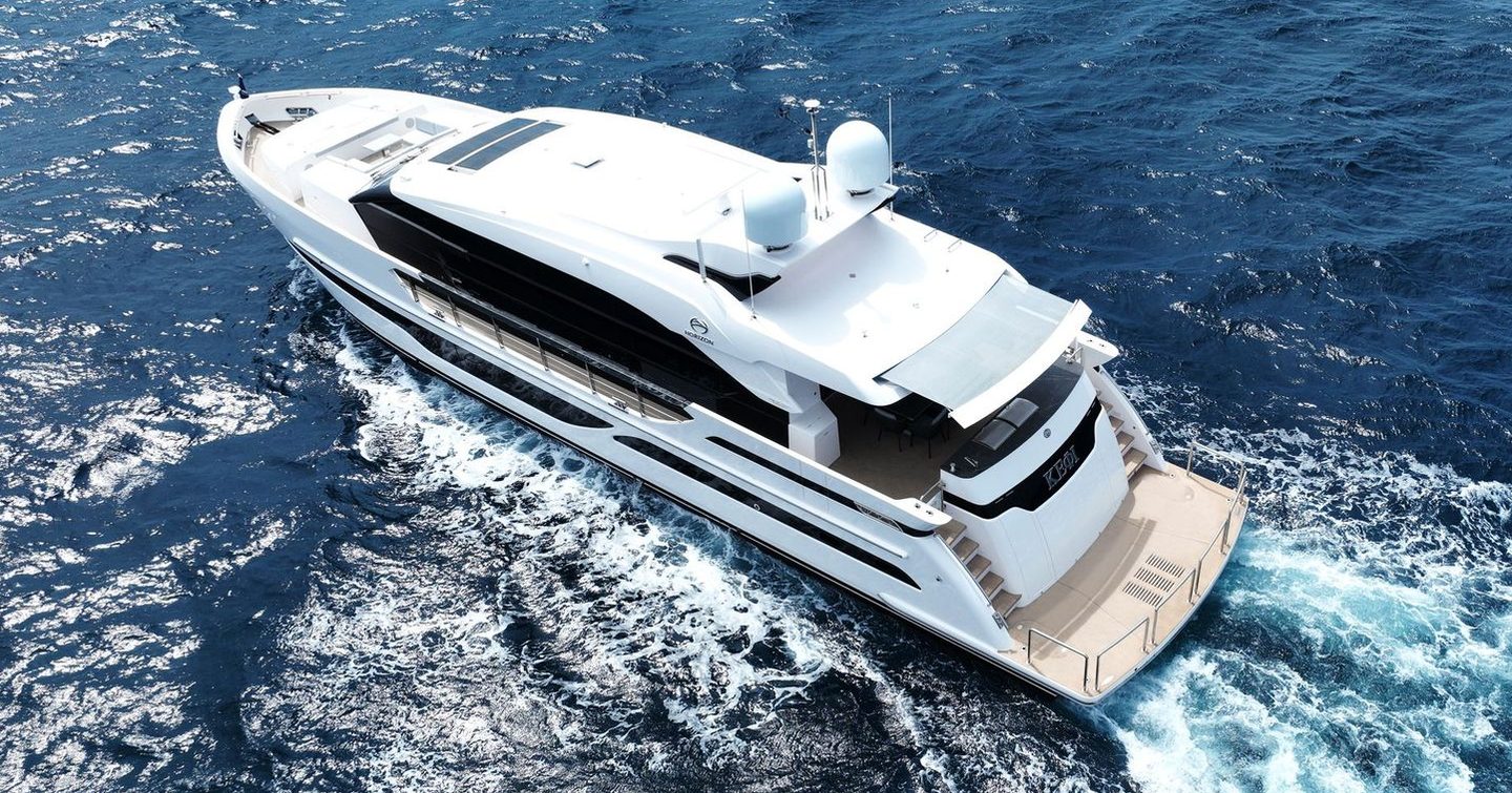 Horizon ES88 motor yacht KEΦI under way 