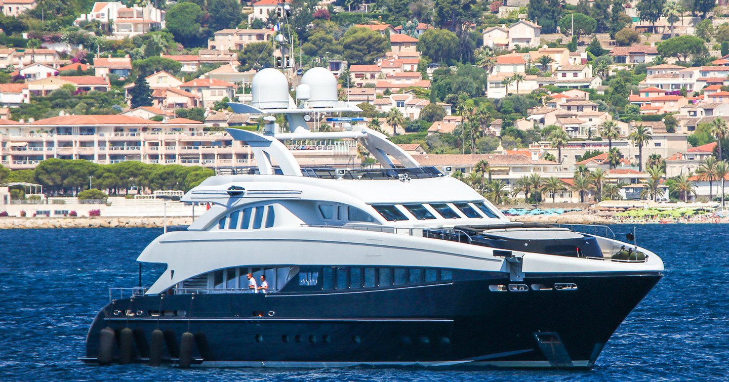 Superyacht Bliss at anchor 