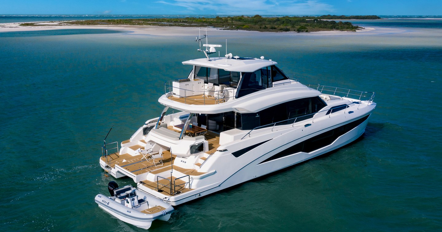 Aquila 70 sun deck