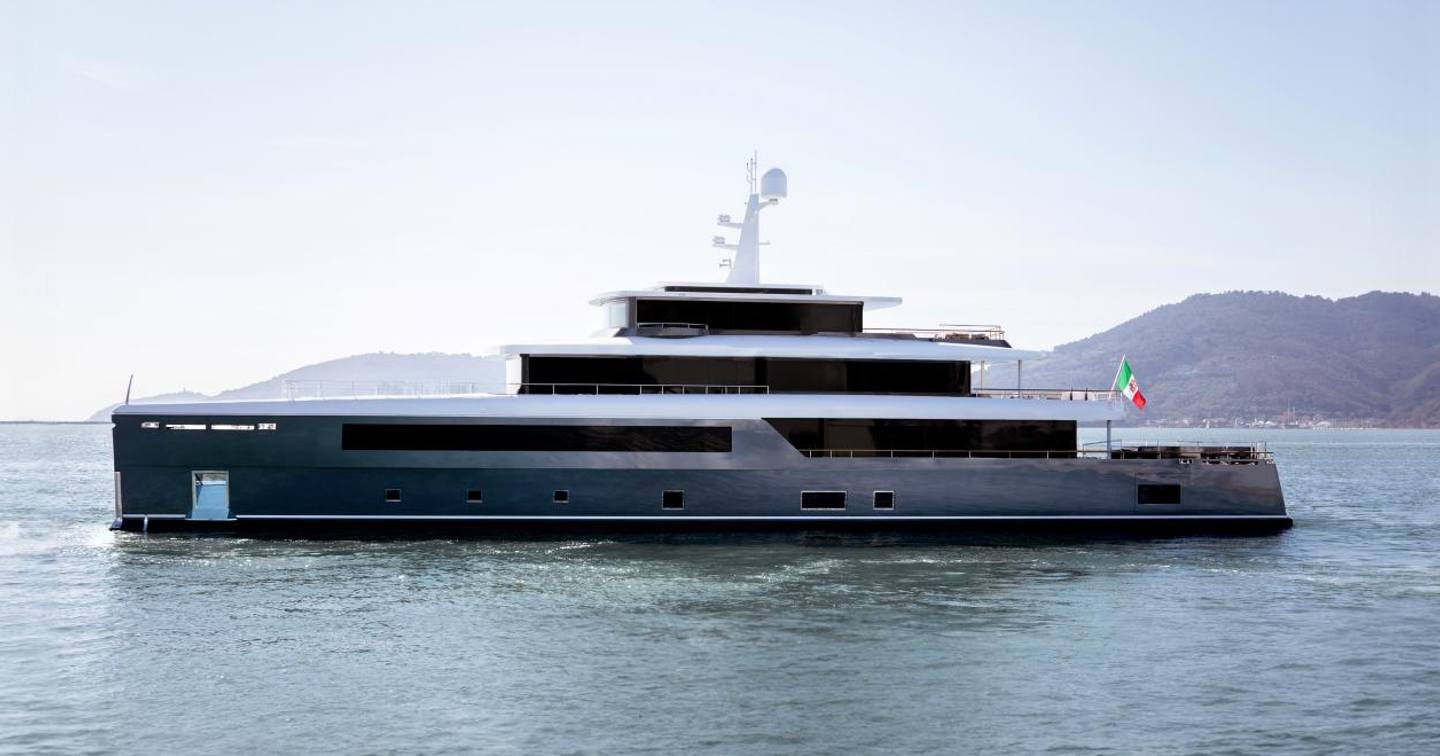 Superyacht Amante under way