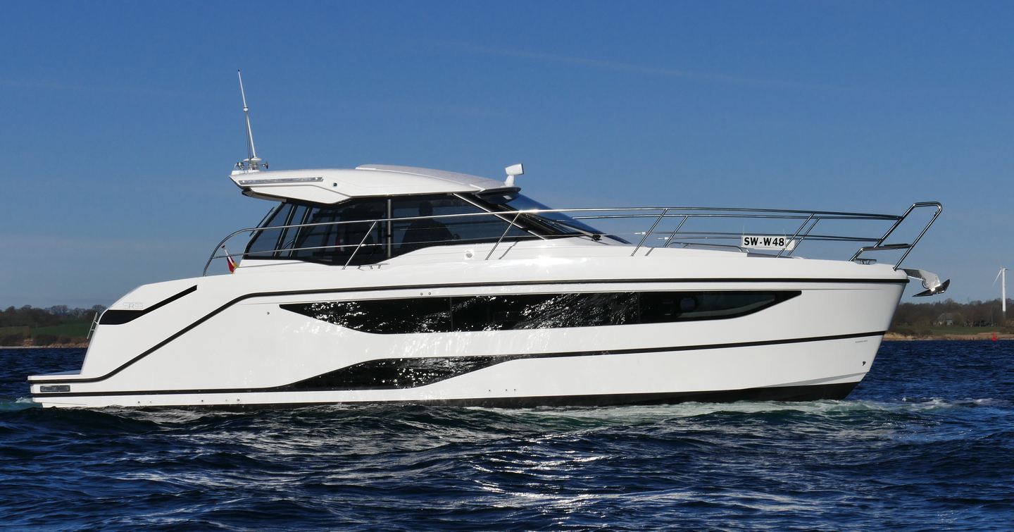 Bavaria SR35 HT motor yacht at anchor