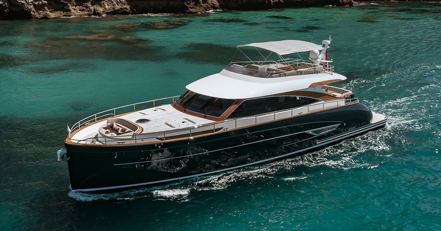 Mulder Favorite 2200 motor yacht under way 