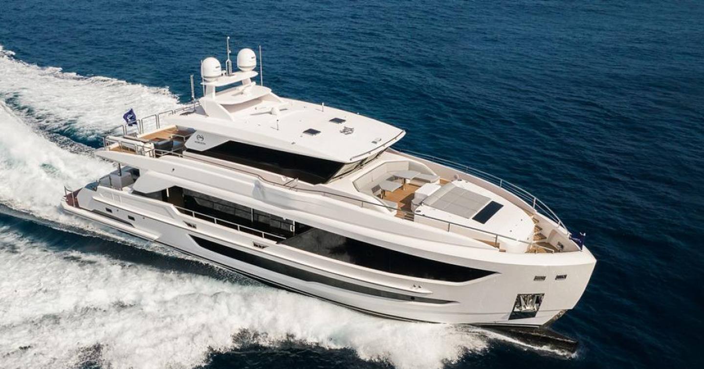 Horizon FD90 Skylounge superyacht under way