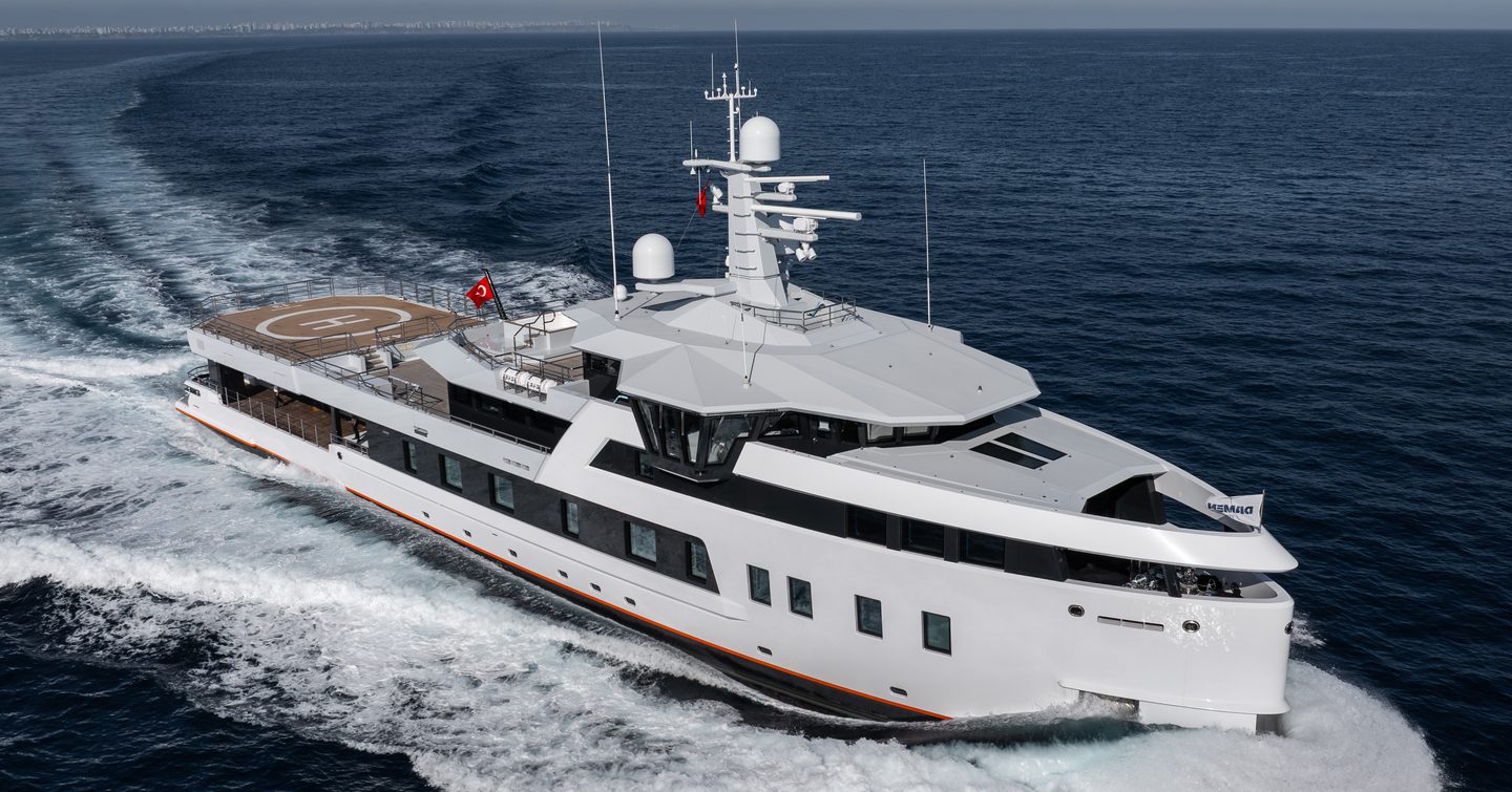 Explorer yacht After You under way 
