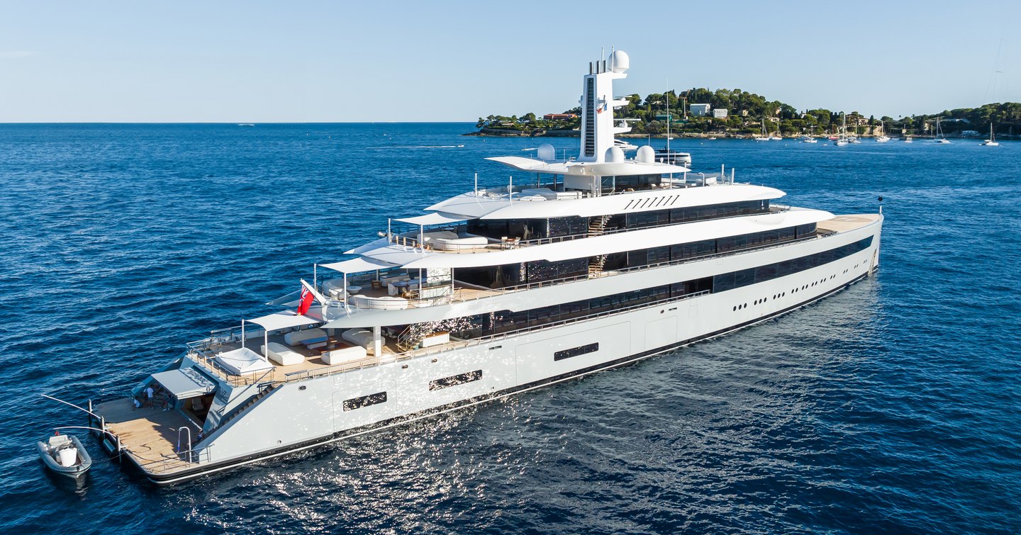 100m superyacht Moonrise under way