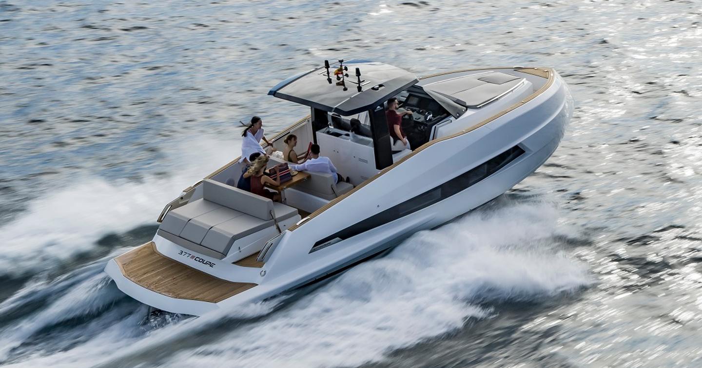 Astondoa 377 coupe boat under way