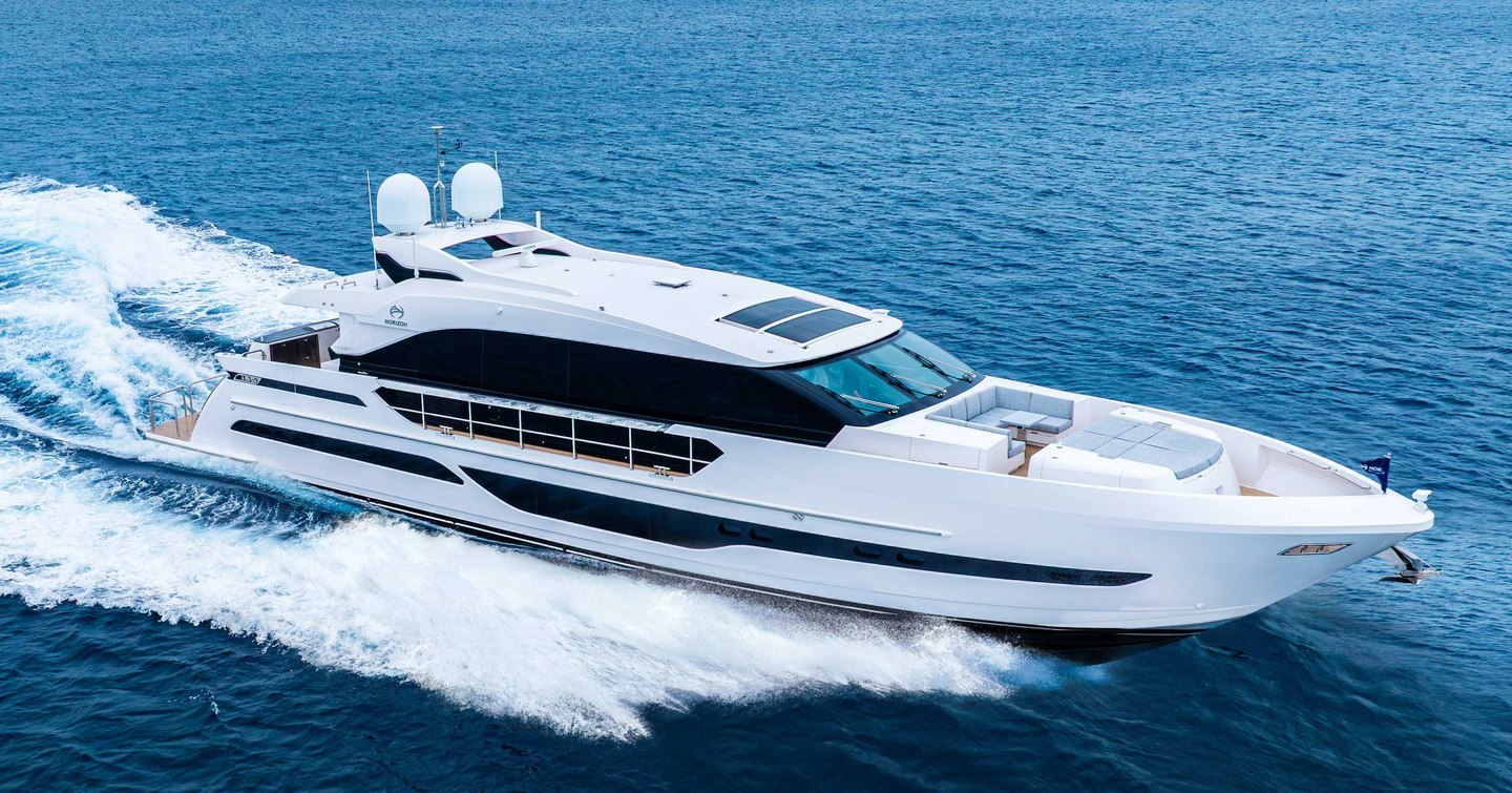 Horizon ES88 Sport Yacht KeΦi under way 
