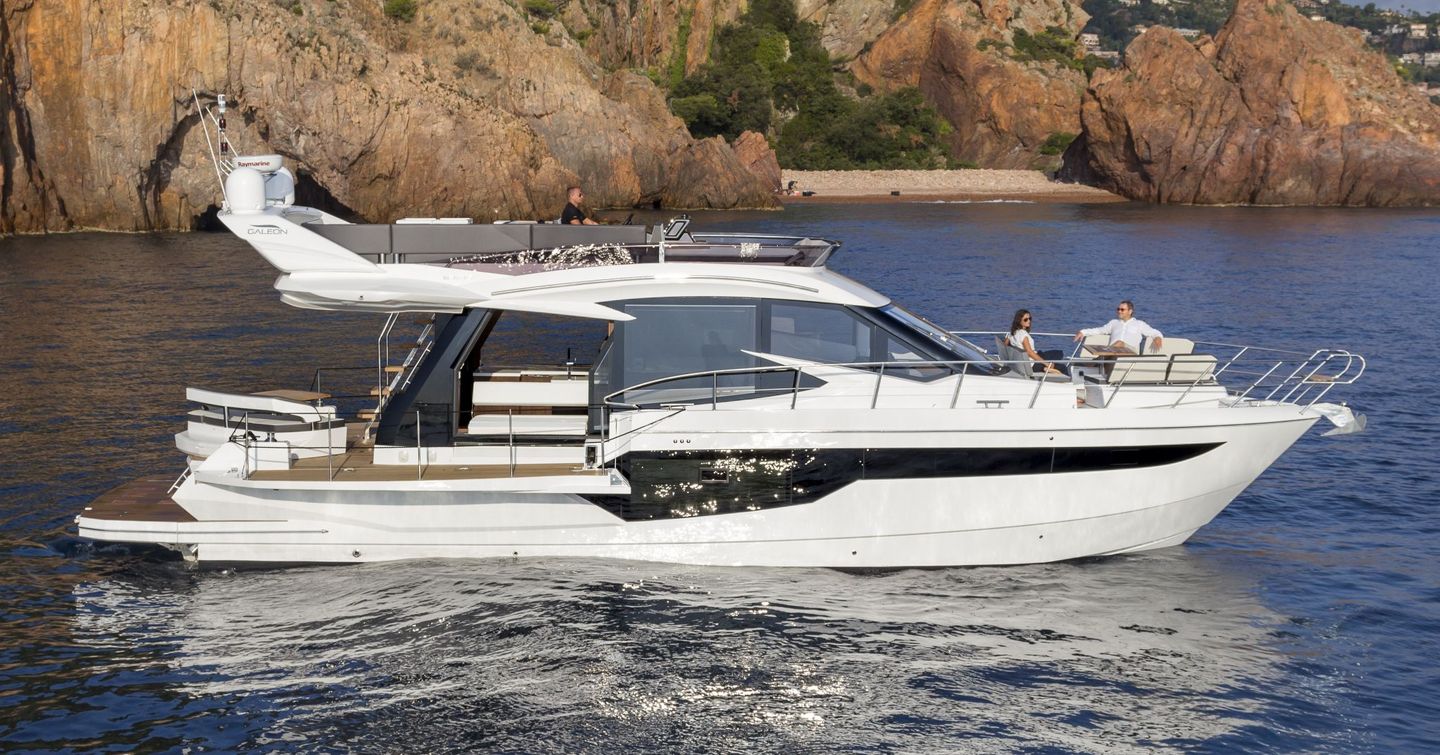 Galeon 500 Fly motor yacht at anchor 