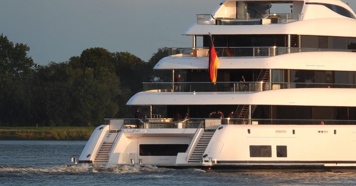 Superyacht Odisea stern under way 