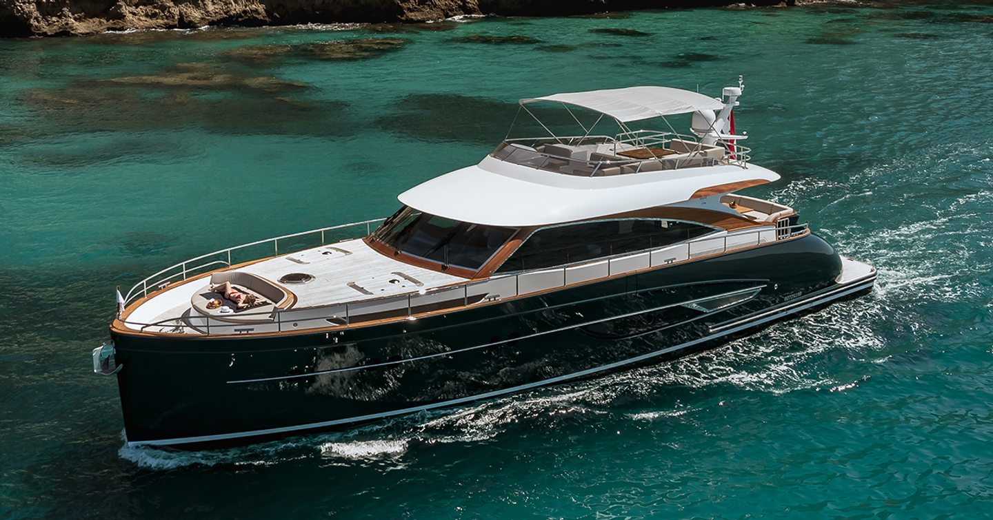 Mulder Favorite 2200 boat under way 