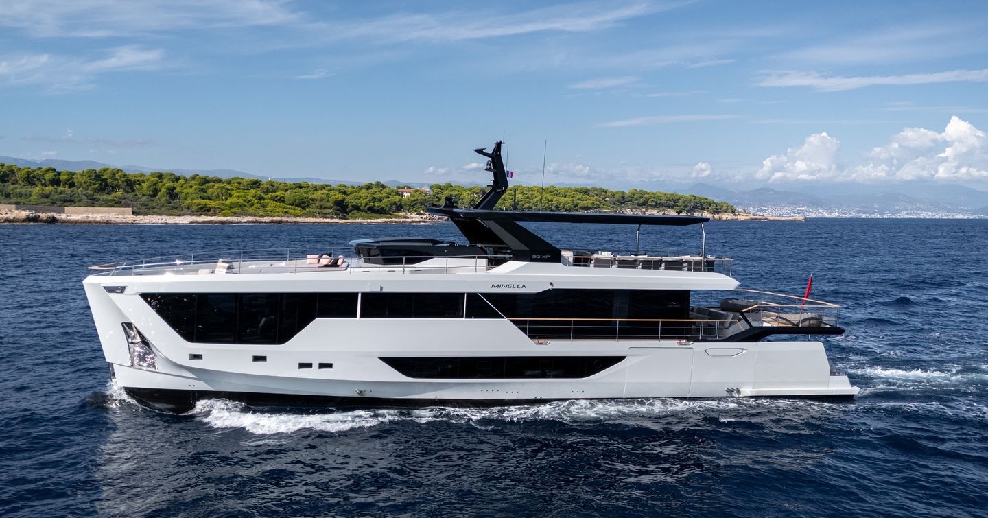 Numarine 30XP motor yacht under way