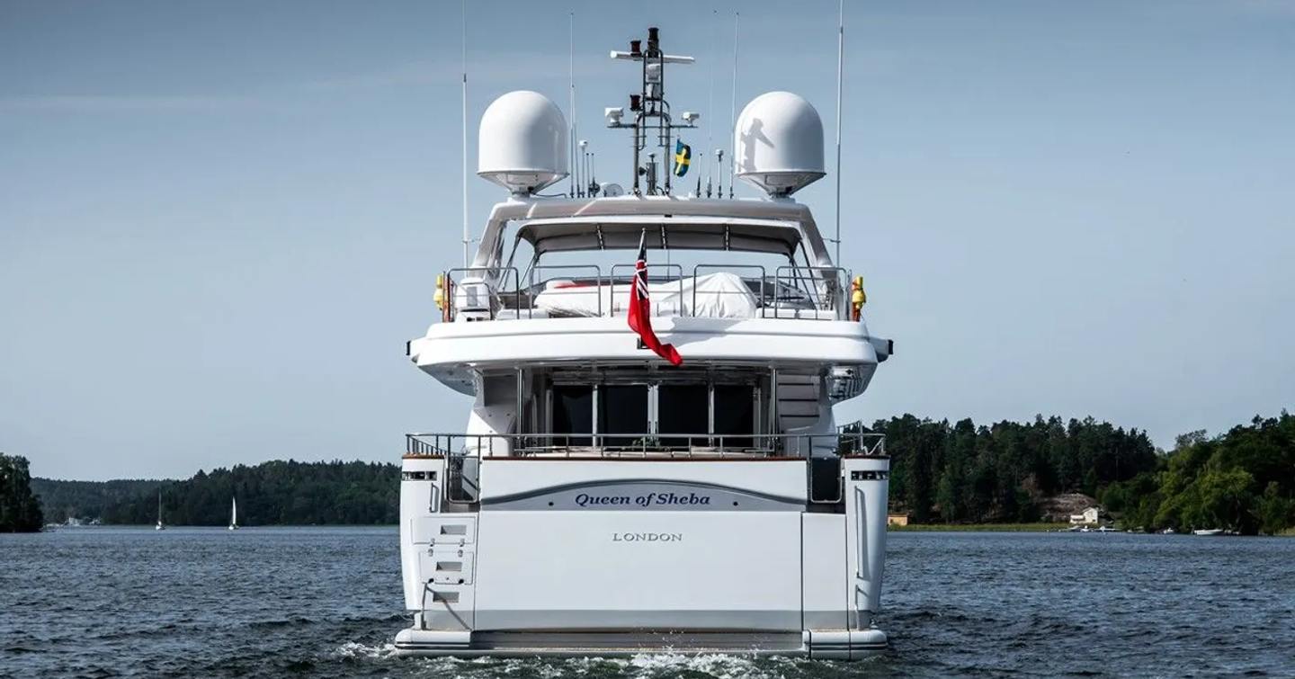 Superyacht Queen of Sheba stern under way