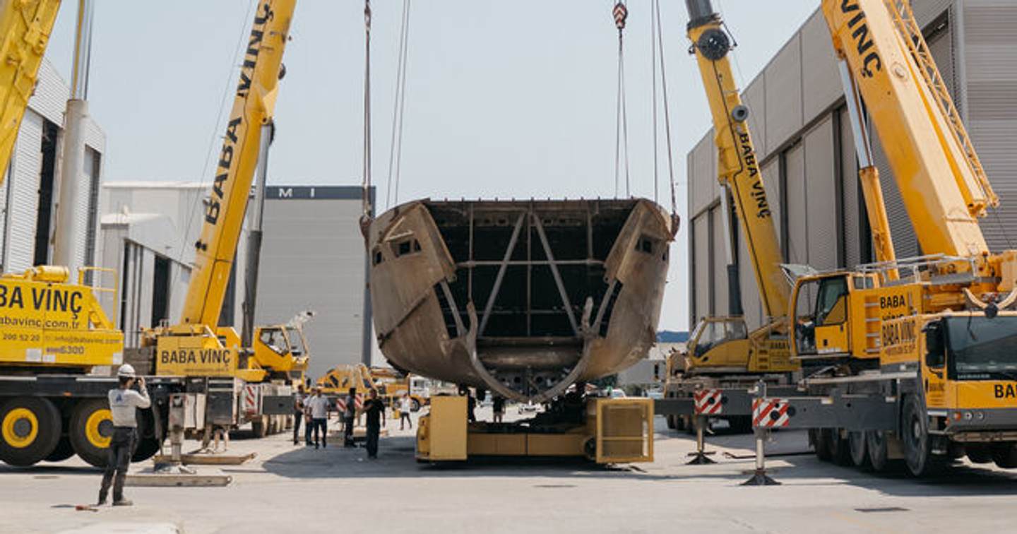 Bering 110/01 yacht hull with cranes 
