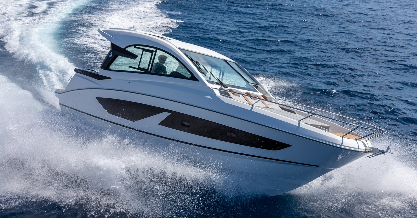 Gran Turismo 32 motor yacht under way