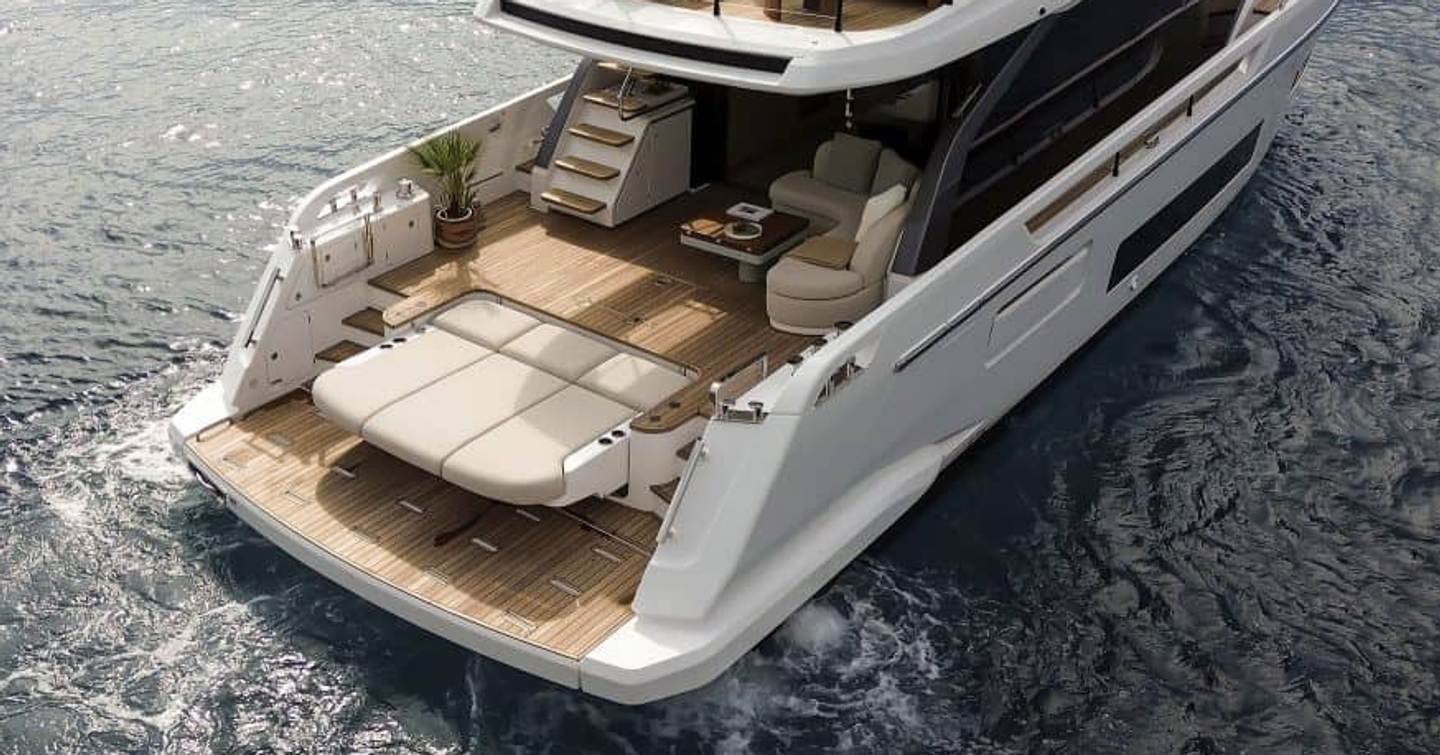 Azimut Fly 62 aft under way