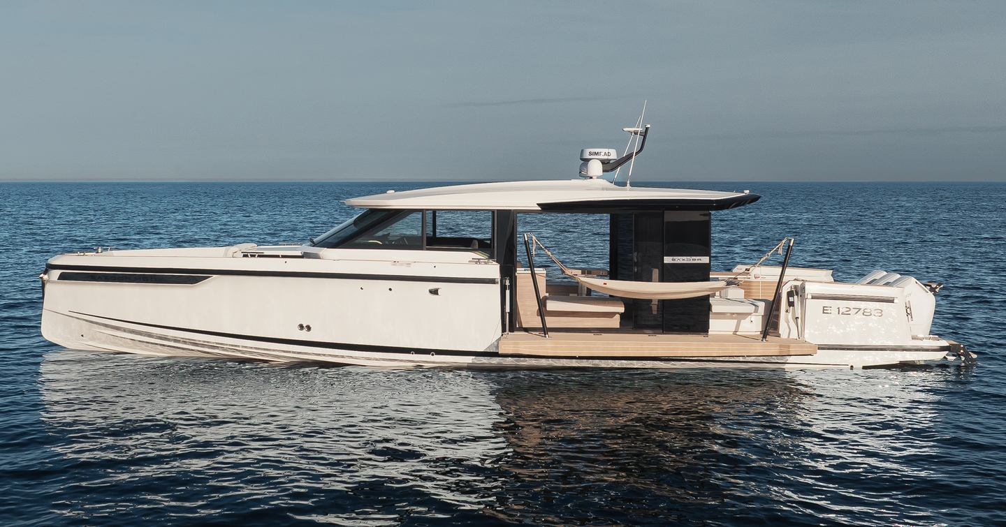 Saxdor 460 GTC at anchor side view 