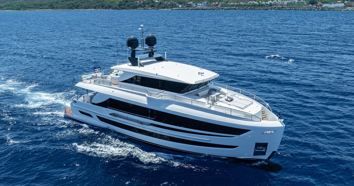 Horizon FD80 Hull 15 motor yacht under way