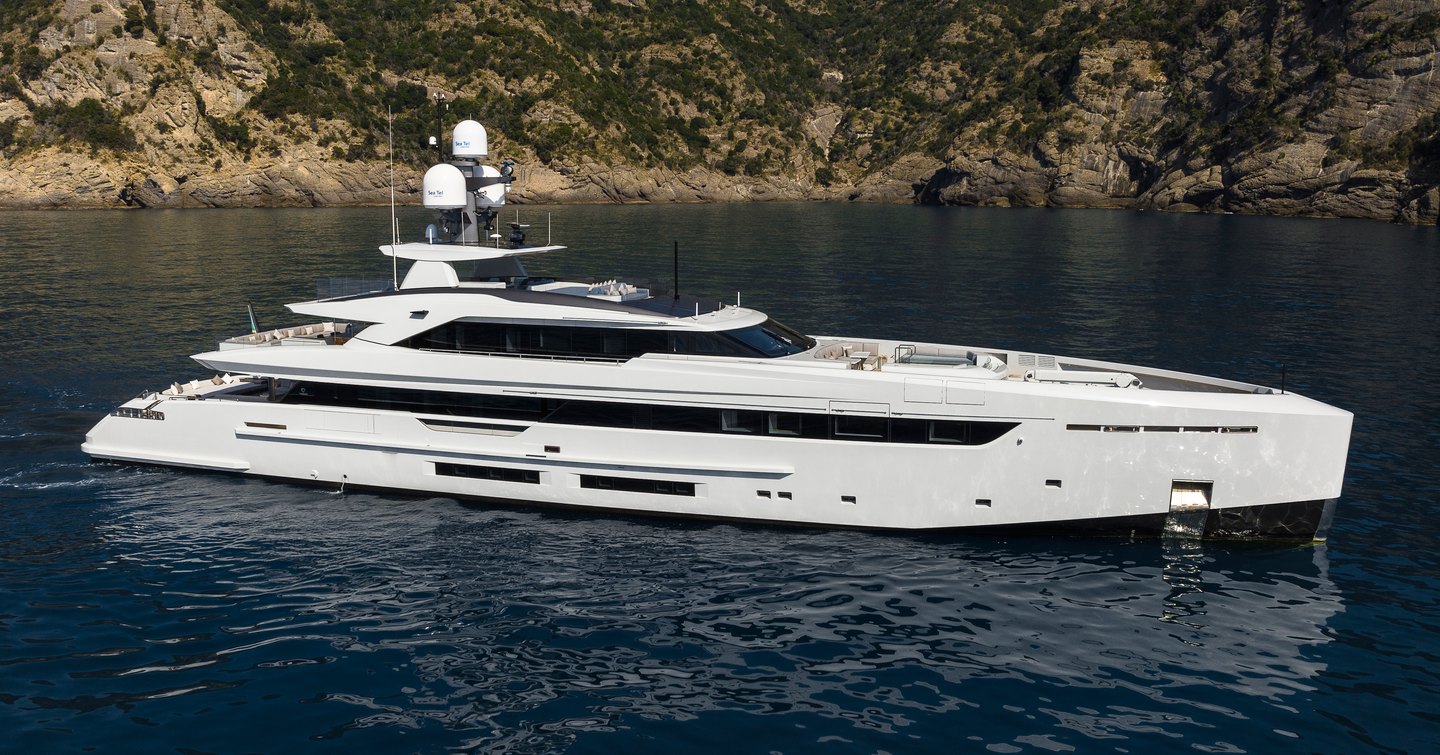 Superyacht Kinda at anchor 