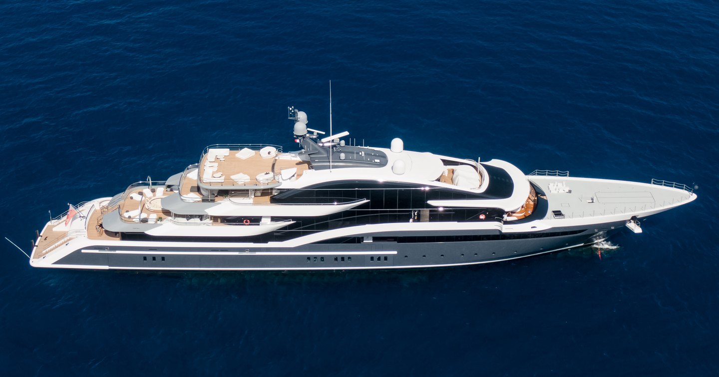 Superyacht Luna under way 