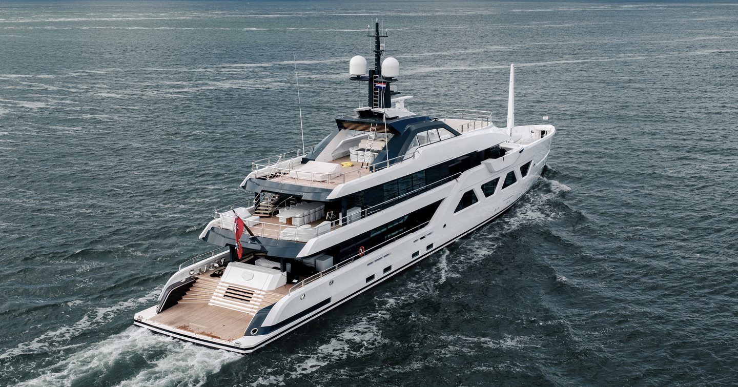 Superyacht QU2 under way 
