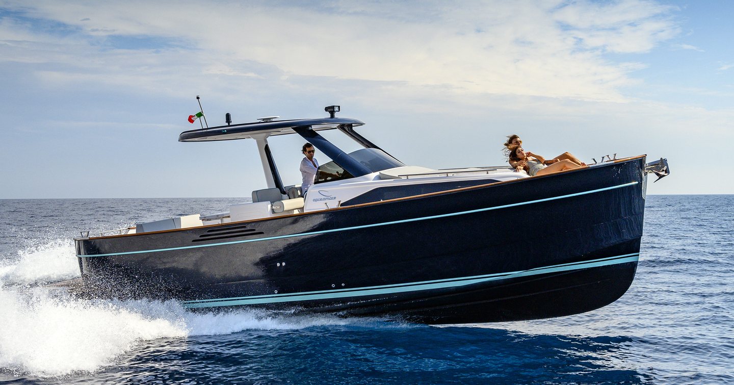 Apreamare Gozzo 35 boat under way