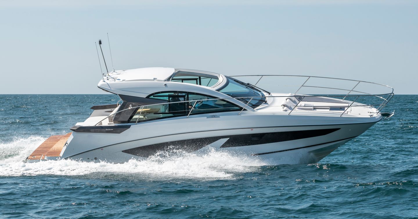 Beneteau Gran Turismo 36 motor yacht under way