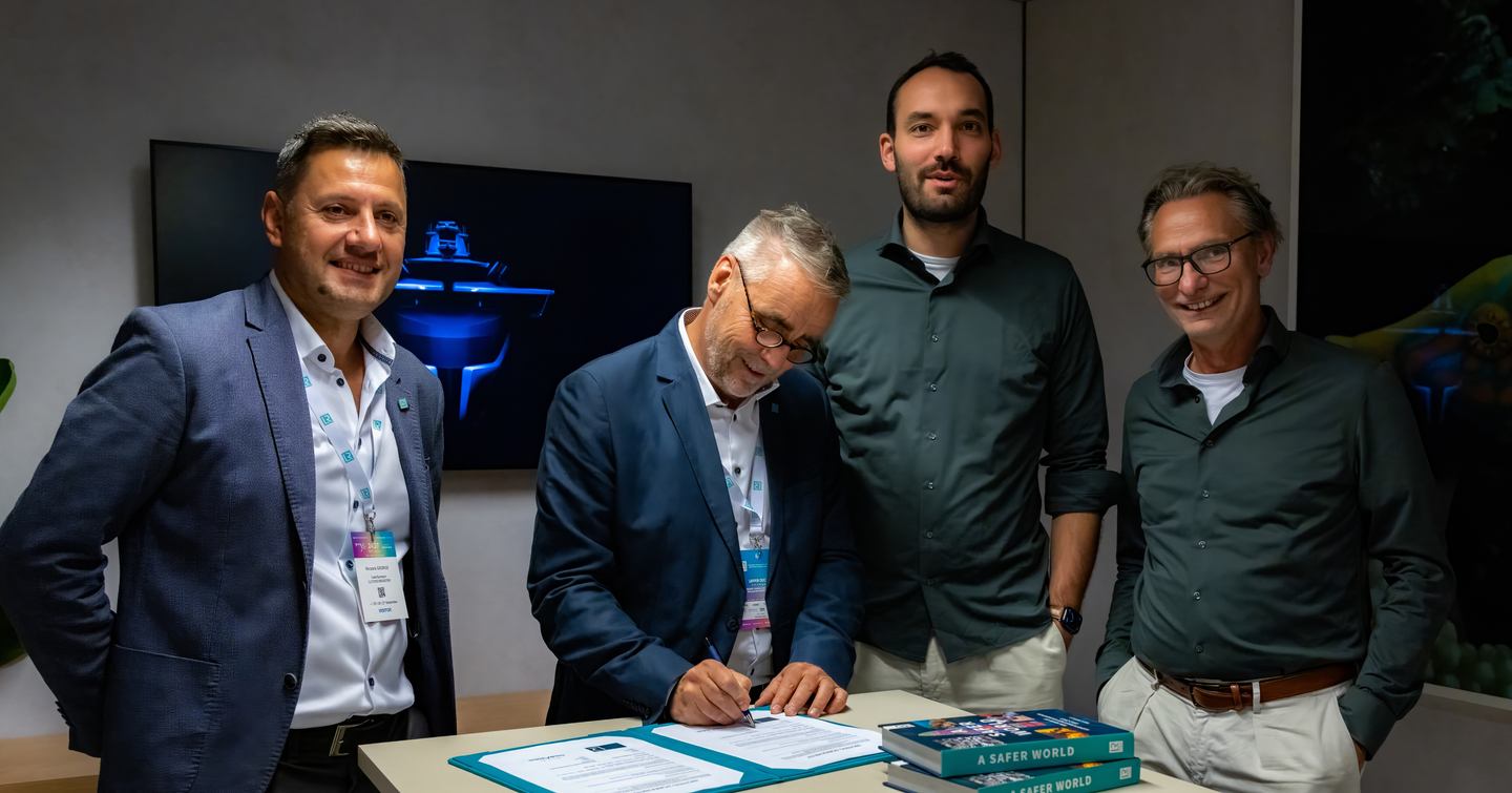 Oceanco and Lloyds Register representatives signing contract for new Oceanco Y727 yacht