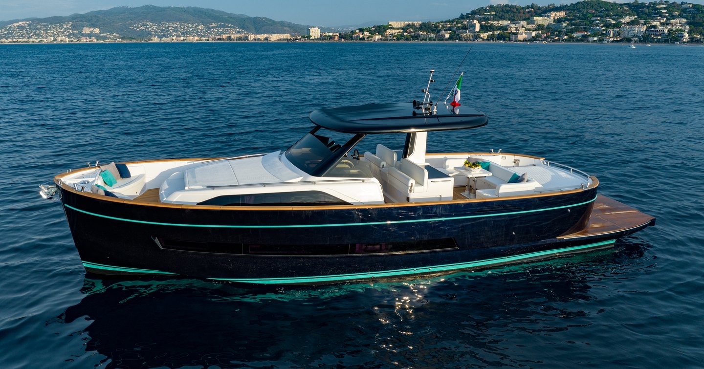 Apreamare Gozzo 45 boat at anchor 