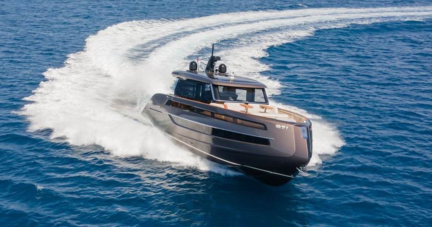 Invictus ST550 Deep Horizon yacht underway bow view 