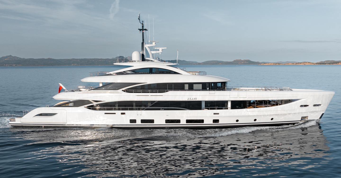 Superyacht B.Now 50m Oasis Deck under way