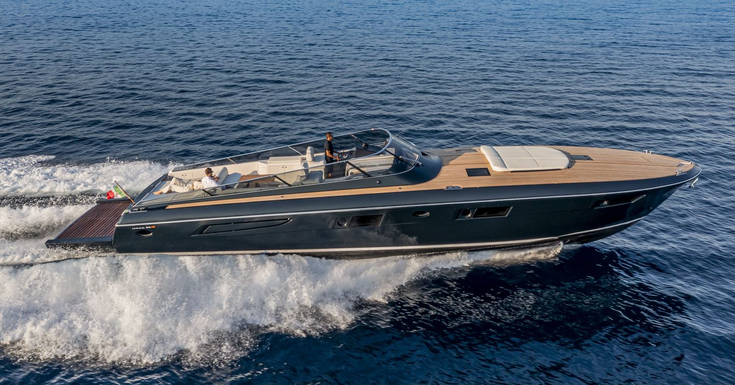 Itama 62RS boat under way 