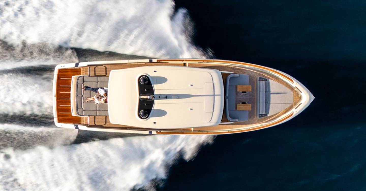 Aerial view of Invictus ST550 motor yacht under way