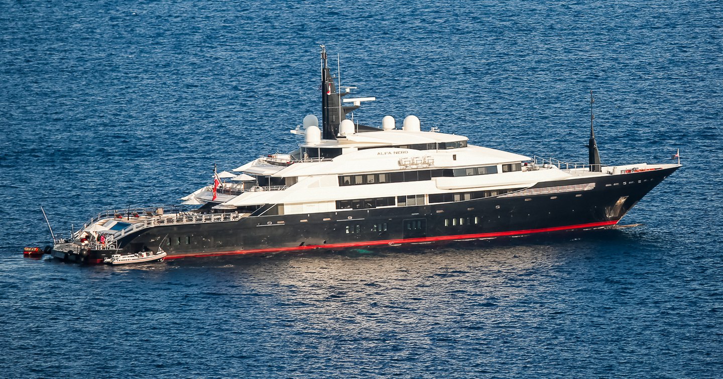 Superyacht Alfa Nero at anchor