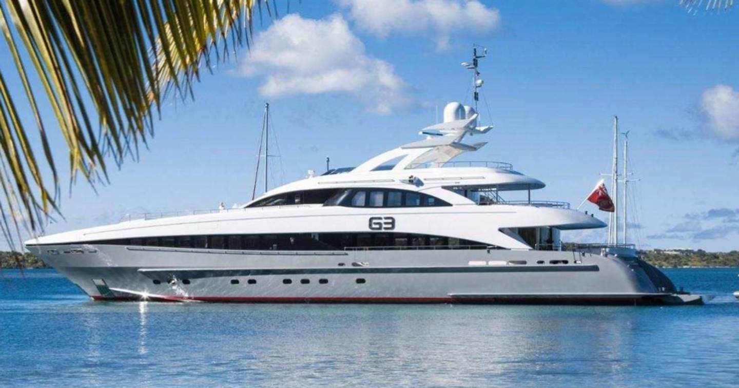 Motor yacht G3 at anchor side profile