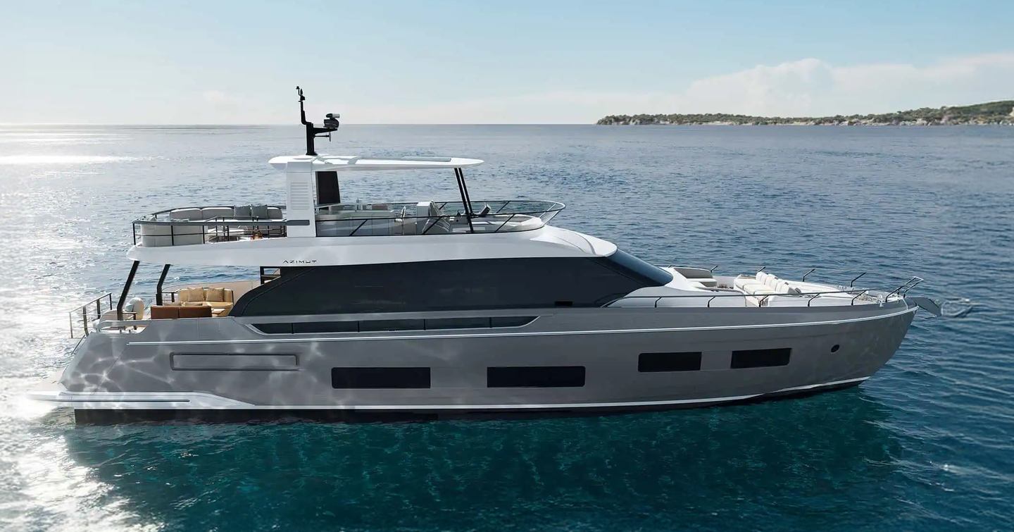 Azimut Fly 82 motor yacht under way 