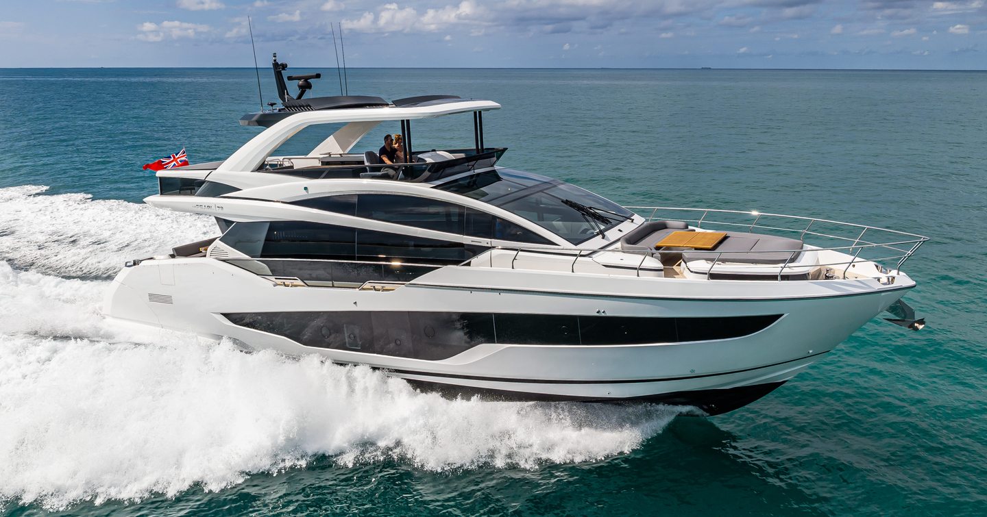 Pearl 72 motor yacht under way