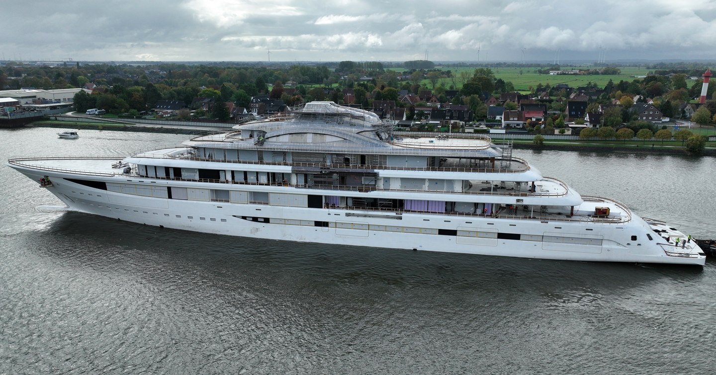 Superyacht Project Defy underway in Bremen