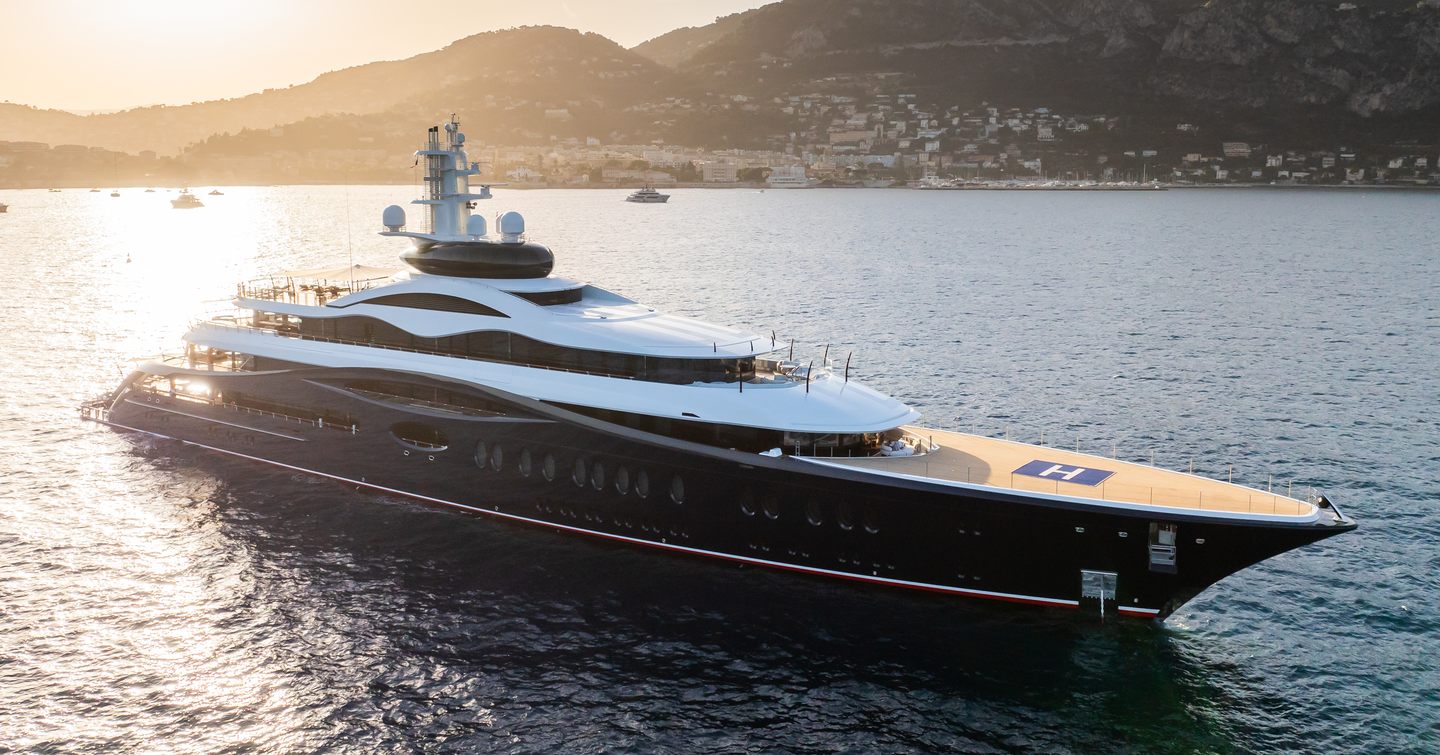 Superyacht LAUNCHPAD at sea