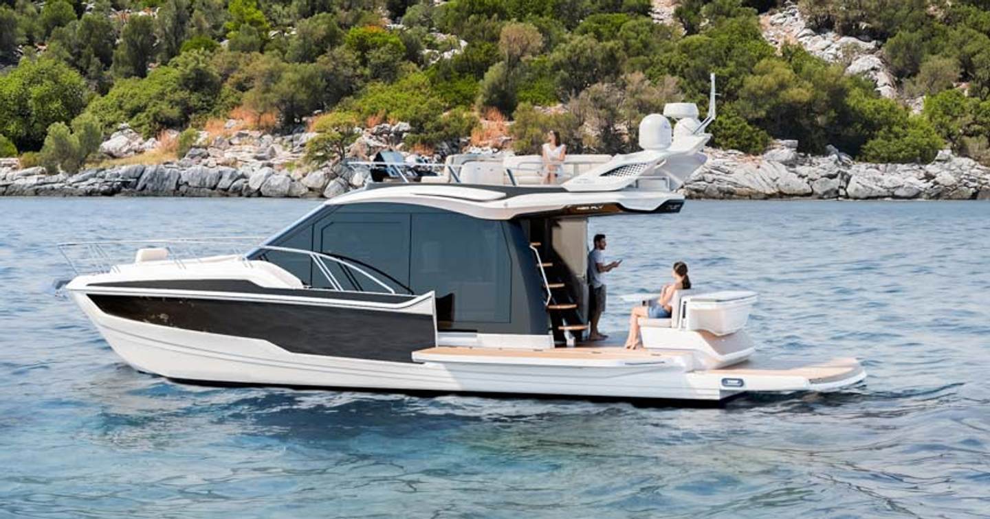 Galeon 420 Fly yacht at anchor side view 