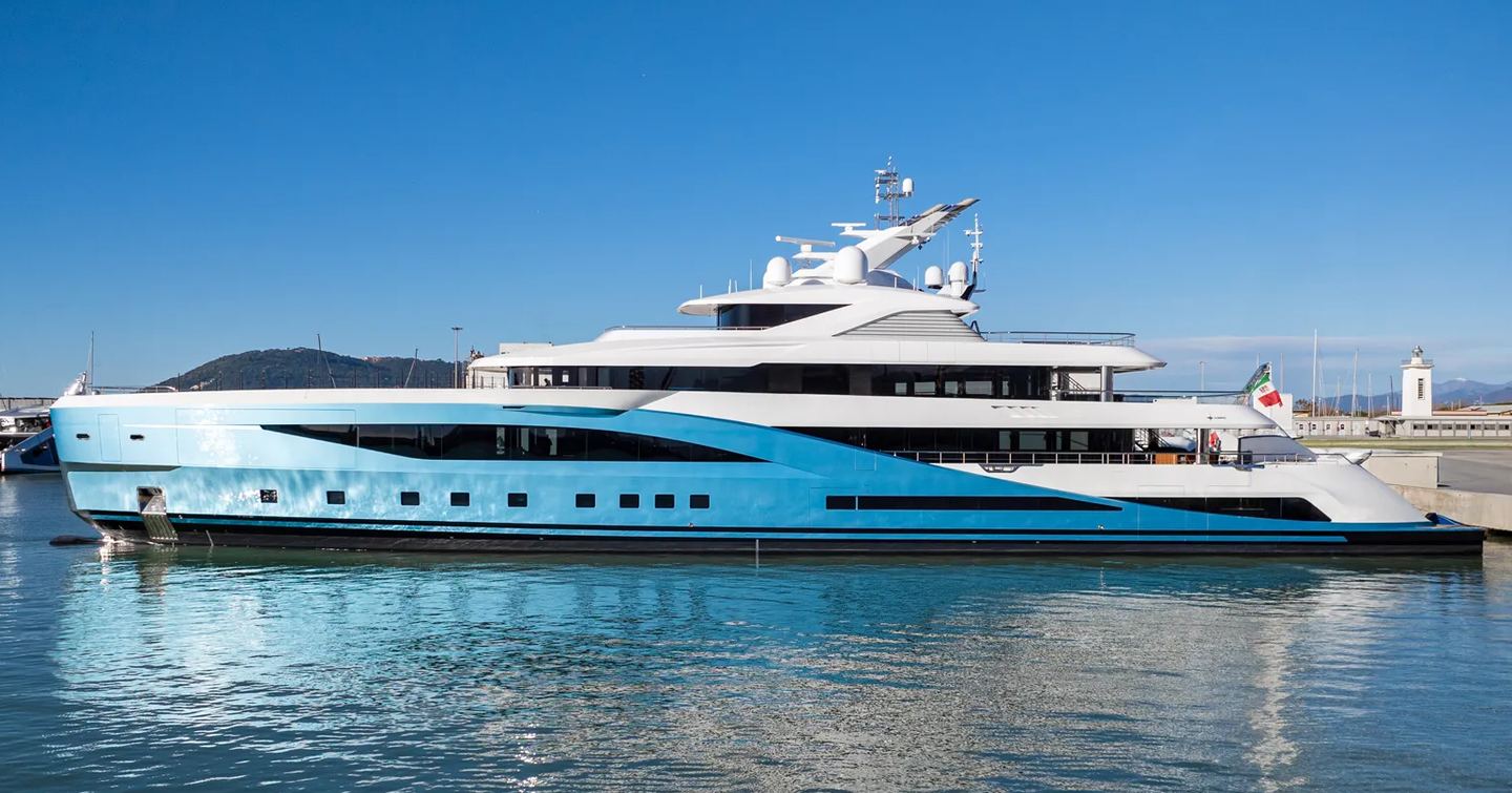 Superyacht Amalya at anchor 
