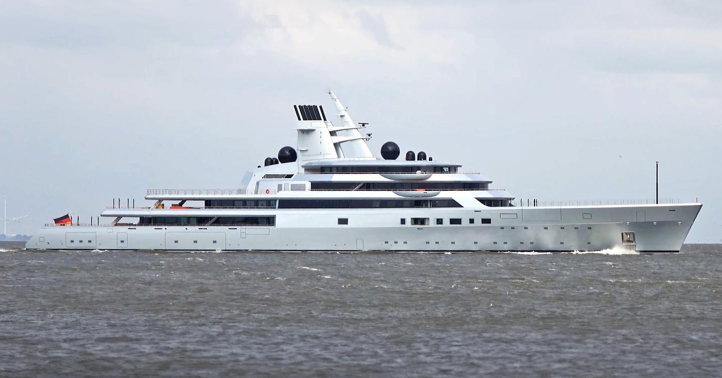 Superyacht DRAGONFLY at sea