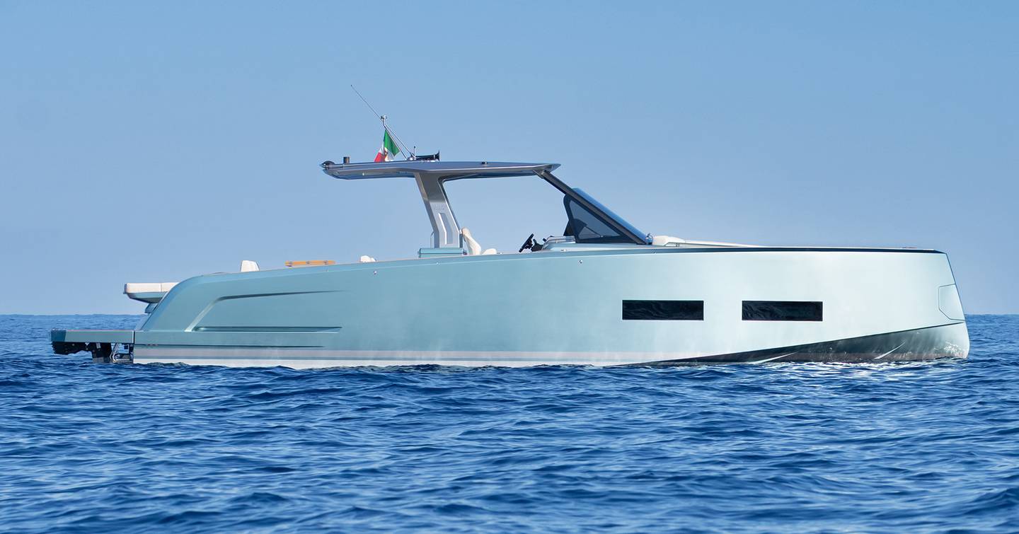 Pardo Yachts Pardo 43 motor yacht at anchor