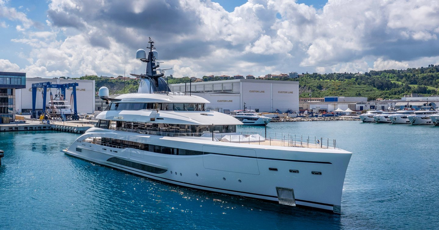 Superaycht Amor à Vida outside CRN shipyard under way