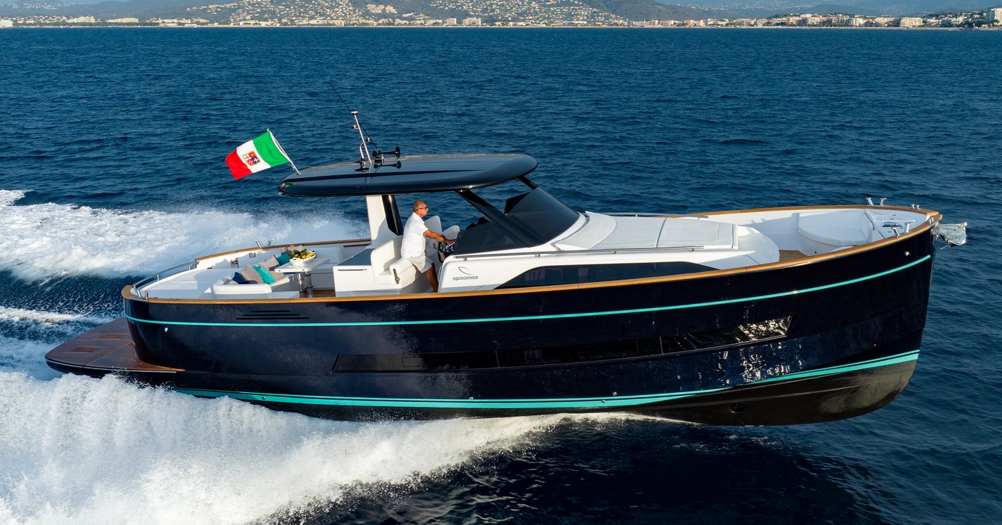 Apreamare Gozzo 45 boat under way