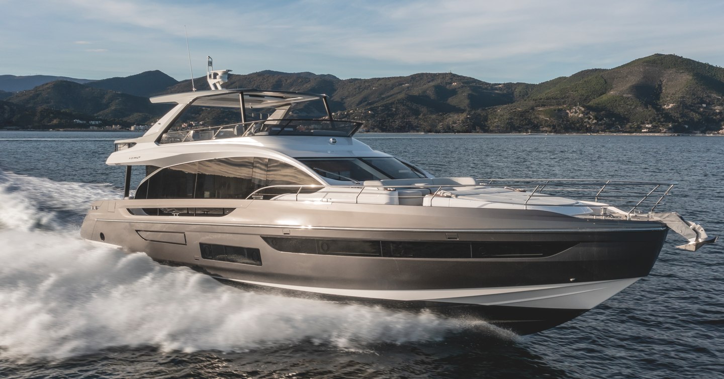 Azimut Fly 72 motor yacht under way 