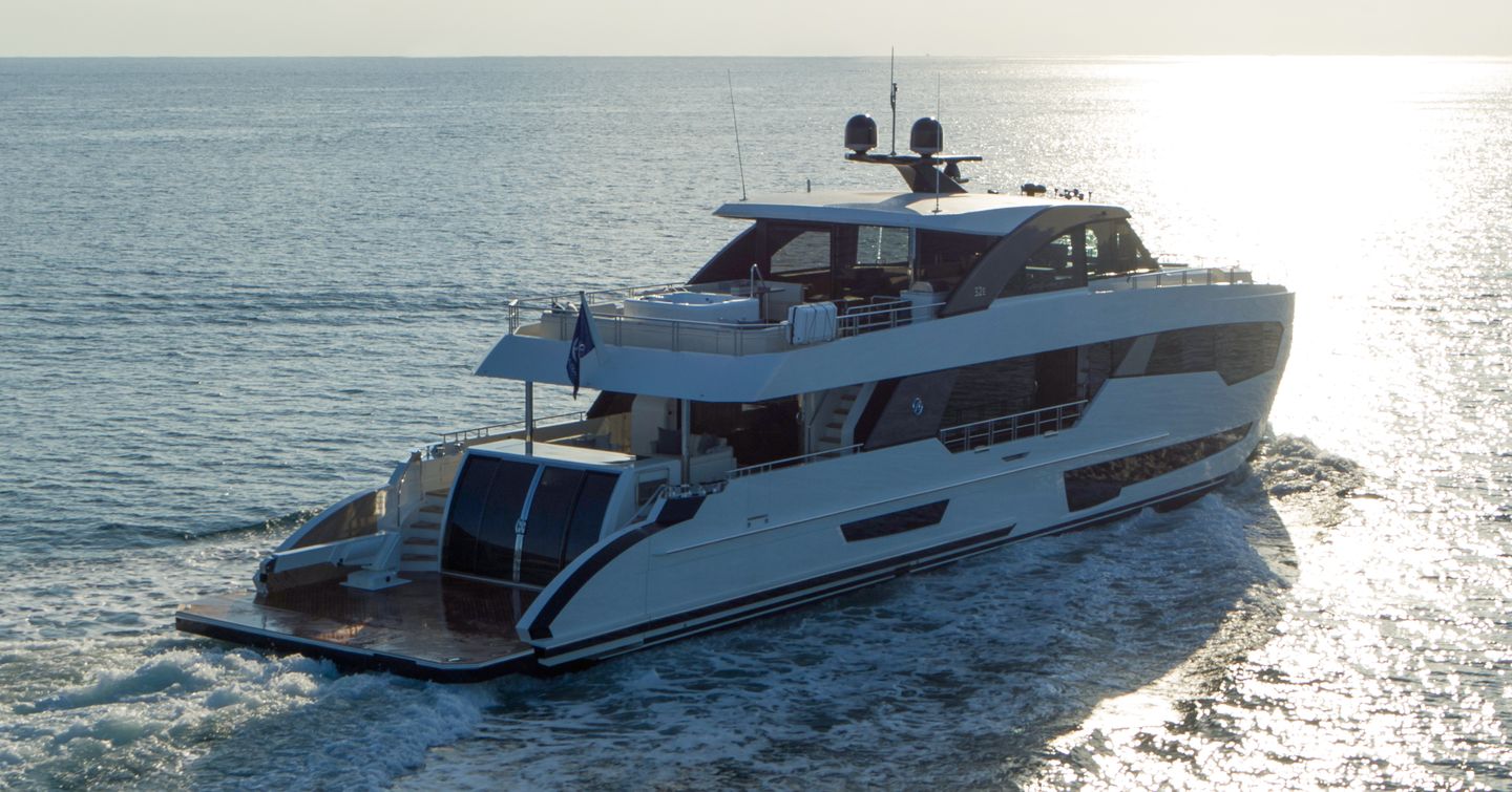 A stern view of the Ocean Alexander 32E and its exapnsive deck spaces